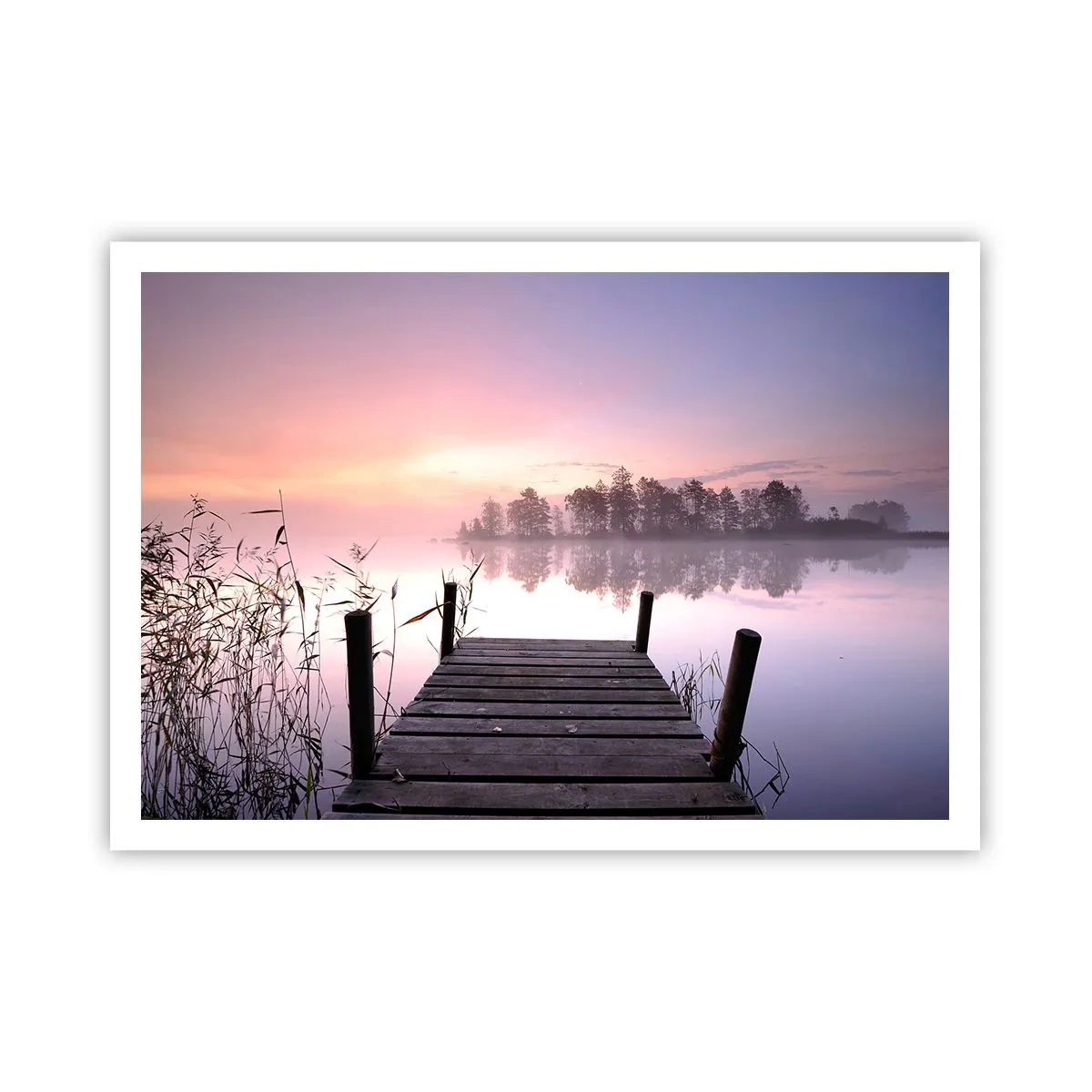 Poster - Ein Steg am Seeufer im Morgengrauen mit Nebel und pastellfarbenem Himmel - 100x70cm - Aus dem lila Nebel ... - Moderne Wanddekoration für Wohnzimmer und Schlafzimmer ARTTOR