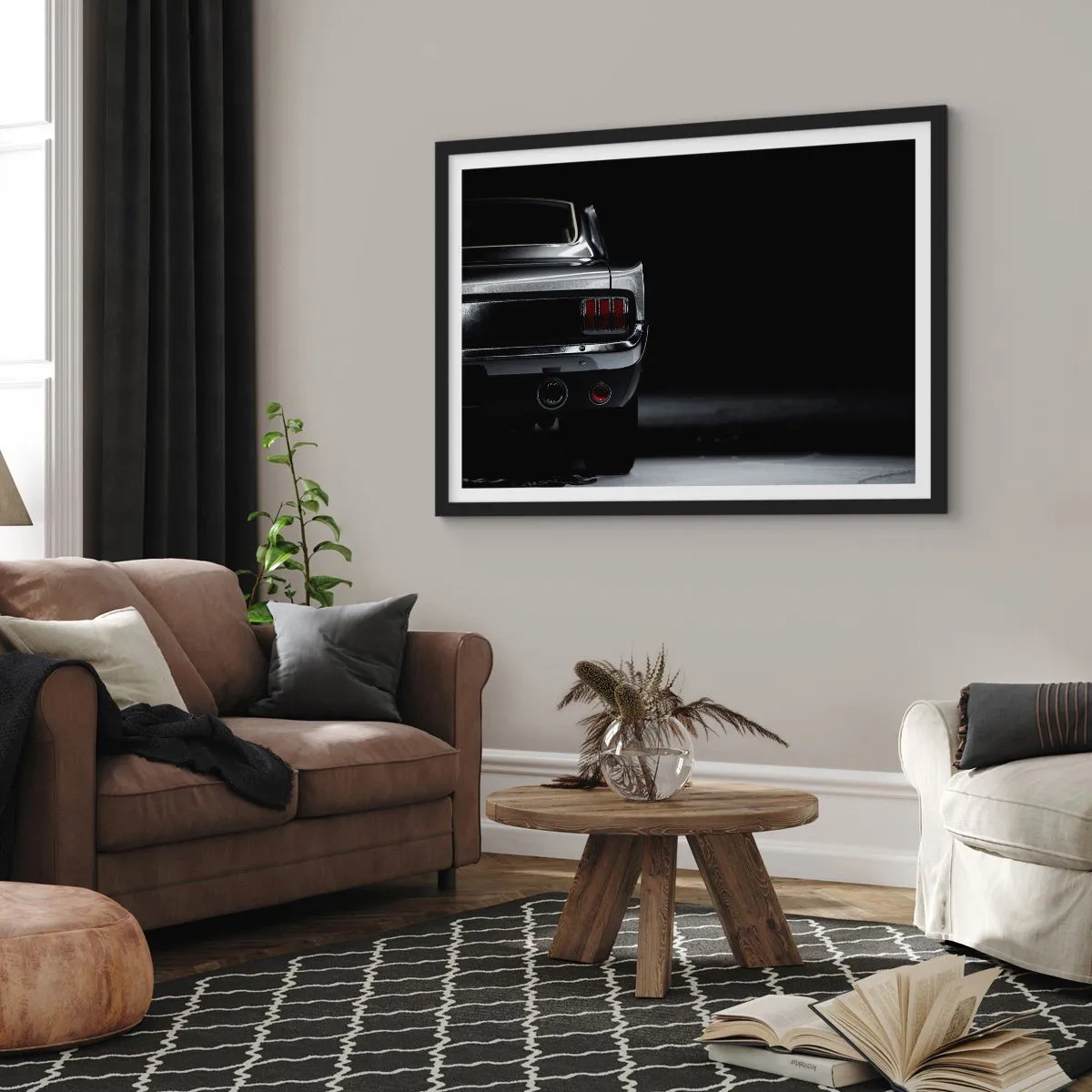 Poster in einem schwarzem Rahmen - Ein Schwarzweißbild des Hecks eines Oldtimers vor dunklem Hintergrund. - 70x50cm - Charme des Klassikers - Moderne Wanddekoration für Wohnzimmer und Schlafzimmer ARTTOR