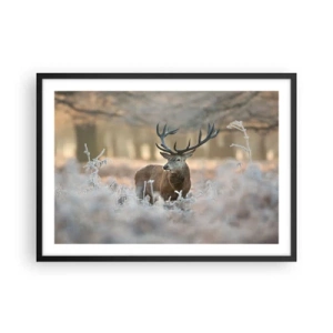 Poster in einem schwarzem Rahmen - Ein Reh auf einer frostigen Lichtung in einem Winterwald mit dezenten Farben - 70x50cm - Ein flotter Morgen - Moderne Wanddekoration für Wohnzimmer und Schlafzimmer ARTTOR