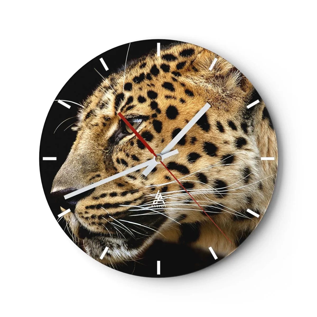Wanduhr - Glasuhr - Nahaufnahme des Kopfes eines Leoparden vor schwarzem Hintergrund - 30x30cm - Ruhig, fokussiert, bereit - Moderne Wanddekoration für Wohnzimmer, Küche und Schlafzimmer ARTTOR