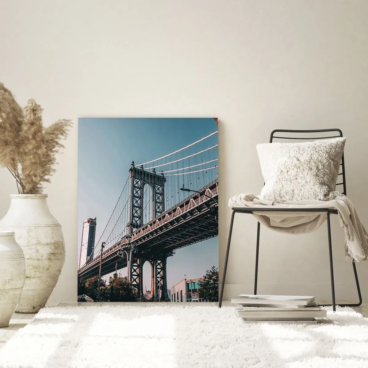 Glasbild - Bild auf glas - Eine Brücke zwischen Gebäuden in einer städtischen Landschaft - 80x120cm - Über den Wellen der Stadt - Moderne Wanddekoration für Wohnzimmer und Schlafzimmer ARTTOR