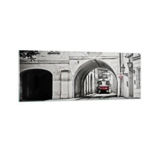 Glasbild - Bild auf glas - Eine schwarz-weiße Straßenbahn in einer historischen Stadtstraße - 140x50cm - Durch das Stadtlabyrinth - Moderne Wanddekoration für Wohnzimmer und Schlafzimmer ARTTOR