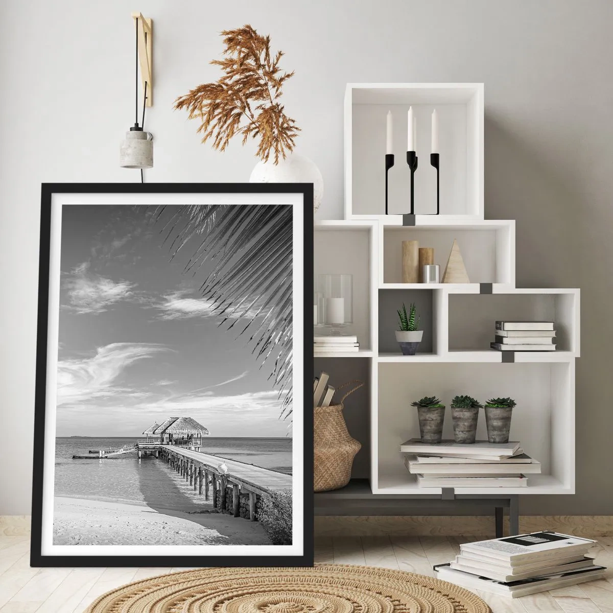 Poster in einem schwarzem Rahmen - Schwarz-weiße Landschaft mit einem Pier über einem ruhigen Meer - 50x70cm - Erinnerung oder Traum? - Moderne Wanddekoration für Wohnzimmer und Schlafzimmer ARTTOR