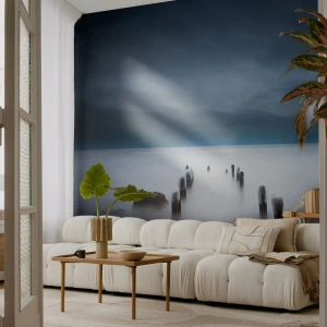 Fototapete Premium Sand - Eine neblige Landschaft mit untergetauchten Holzpfählen auf dem Wasser - 100x70cm - Nachdenklicher See - Moderne Wanddekoration für Wohnzimmer und Schlafzimmer ARTTOR