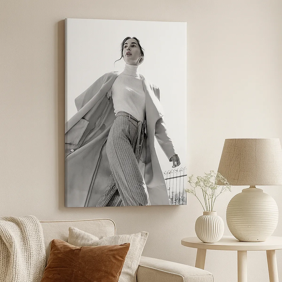 Bild auf Leinwand - Leinwandbild - Stilvolle Frau im Mantel vor schwarz-weißem Architekturhintergrund - 50x70cm - Gehst du mit mir? - Moderne Wanddekoration für Wohnzimmer und Schlafzimmer ARTTOR