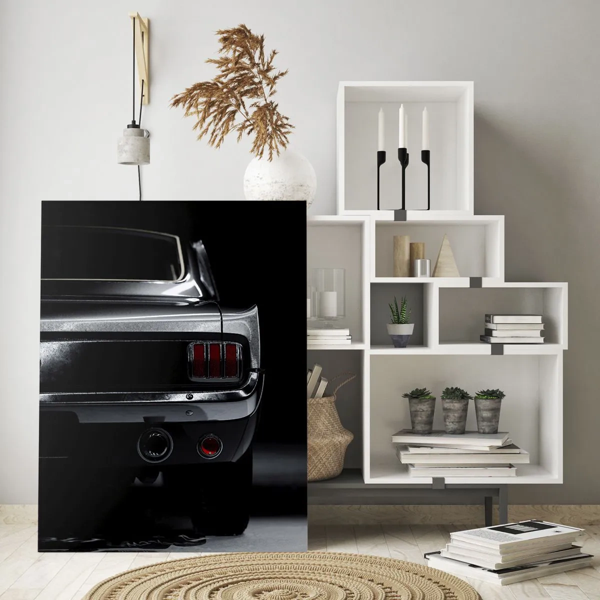 Glasbild - Bild auf glas - Ein Schwarzweißbild des Hecks eines Oldtimers vor dunklem Hintergrund. - 80x120cm - Charme des Klassikers - Moderne Wanddekoration für Wohnzimmer und Schlafzimmer ARTTOR