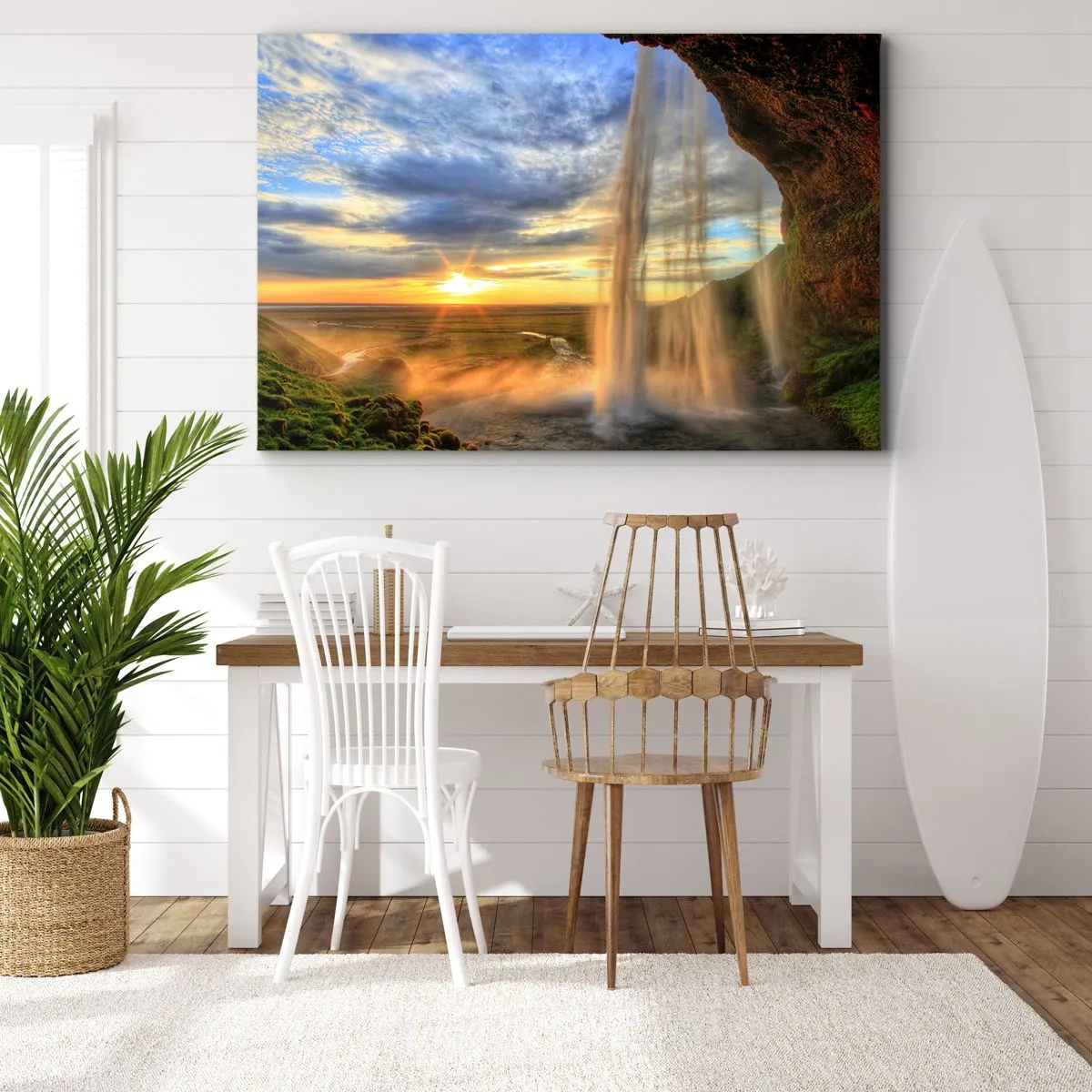 Bild auf Leinwand - Leinwandbild - Ein vom Sonnenlicht beleuchteter Wasserfall vor einer Landschaftskulisse - 100x70cm - Die Welt hinter einem Schleier aus Tropfen - Moderne Wanddekoration für Wohnzimmer und Schlafzimmer ARTTOR