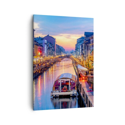 Bild auf Leinwand - Leinwandbild - Ein Kanal mit Beleuchtung, umgeben von farbenfrohen Gebäuden - 50x70cm - Ein Abend voller Licht und Spaß - Moderne Wanddekoration für Wohnzimmer und Schlafzimmer ARTTOR
