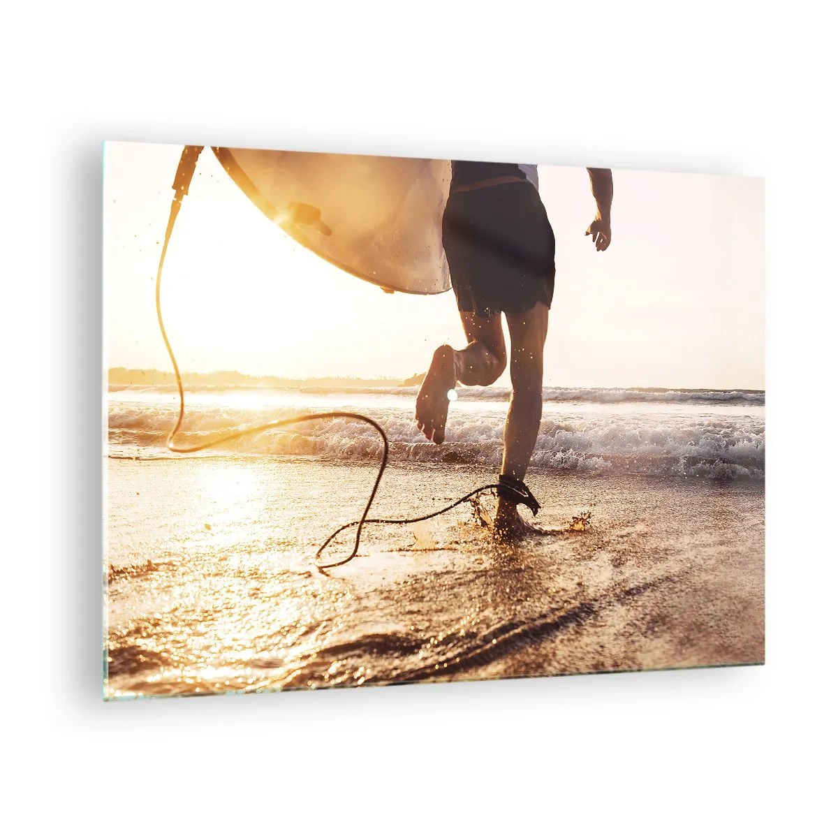 Glasbild - Bild auf glas - Ein Surfer läuft bei Sonnenuntergang mit seinem Brett am Strand entlang. - 70x50cm - Um die Welle zu treffen - Moderne Wanddekoration für Wohnzimmer und Schlafzimmer ARTTOR