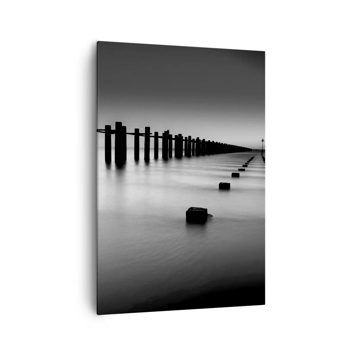Bild auf Leinwand - Leinwandbild - Im Wasser versunkene Holzpfähle und Betonblöcke in Schwarz-Weiß-Tönen - 70x100cm - Graue Distanz im Nebel - Moderne Wanddekoration für Wohnzimmer und Schlafzimmer ARTTOR