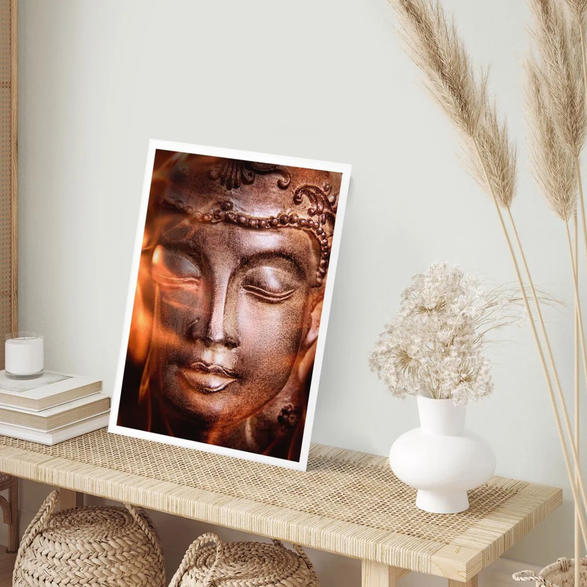 Poster - Buddha-Skulptur leuchtet in warmem Licht - 50x70cm - Es existiert nur hier und jetzt - Moderne Wanddekoration für Wohnzimmer und Schlafzimmer ARTTOR