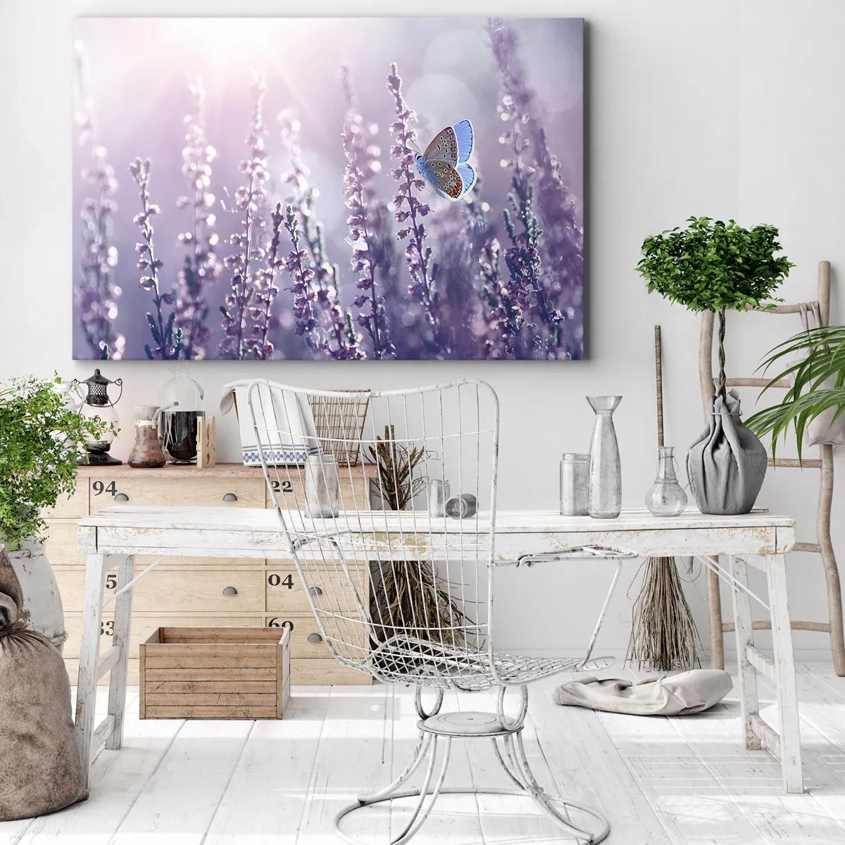 Bild auf Leinwand - Leinwandbild - Ein Schmetterling auf blühendem Lavendel im Morgenlicht - 120x80cm - Schmetterlingskuss - Moderne Wanddekoration für Wohnzimmer und Schlafzimmer ARTTOR