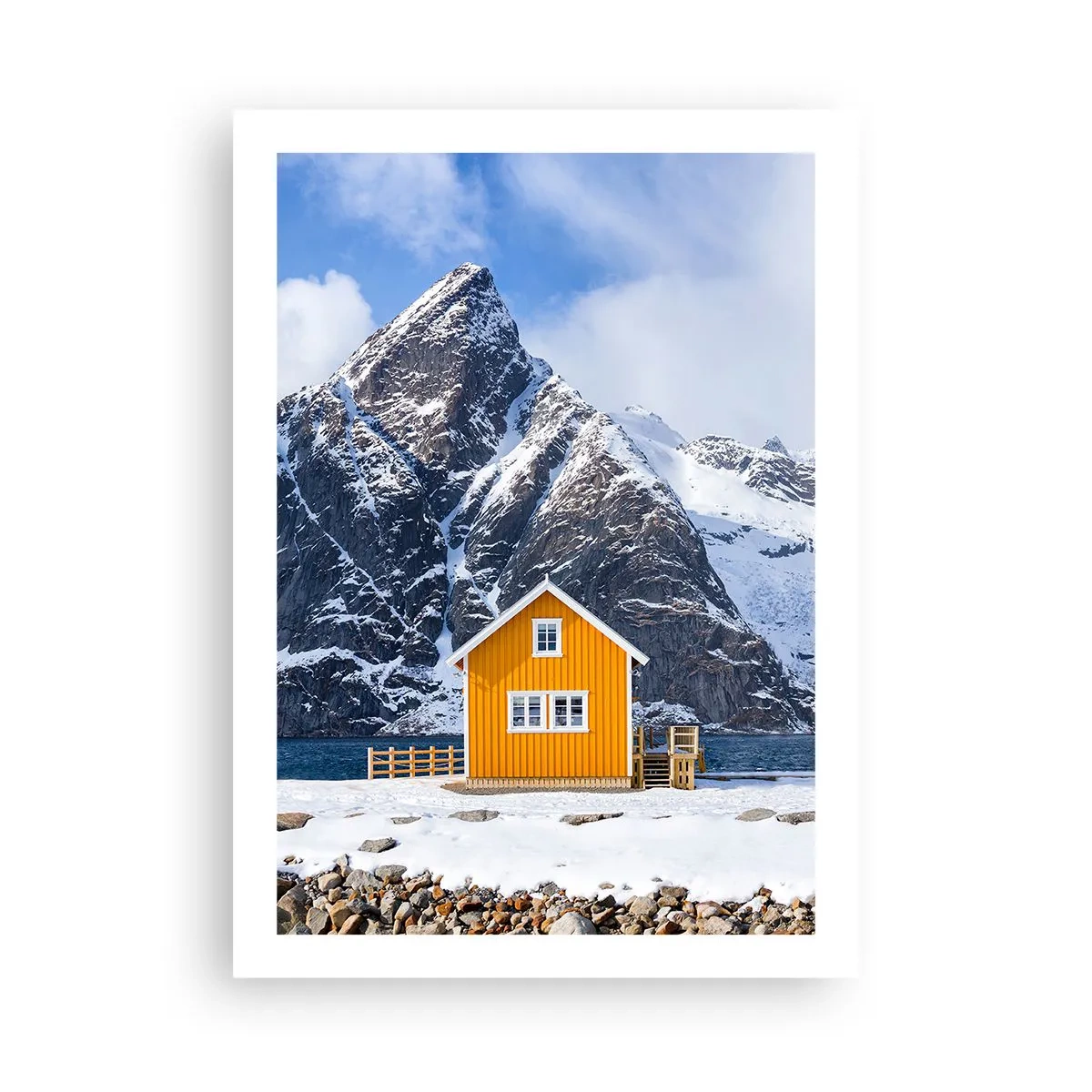 Poster - Ein gelbes Haus vor der Kulisse schneebedeckter Berge - 50x70cm - Skandinavische Feiertage - Moderne Wanddekoration für Wohnzimmer und Schlafzimmer ARTTOR