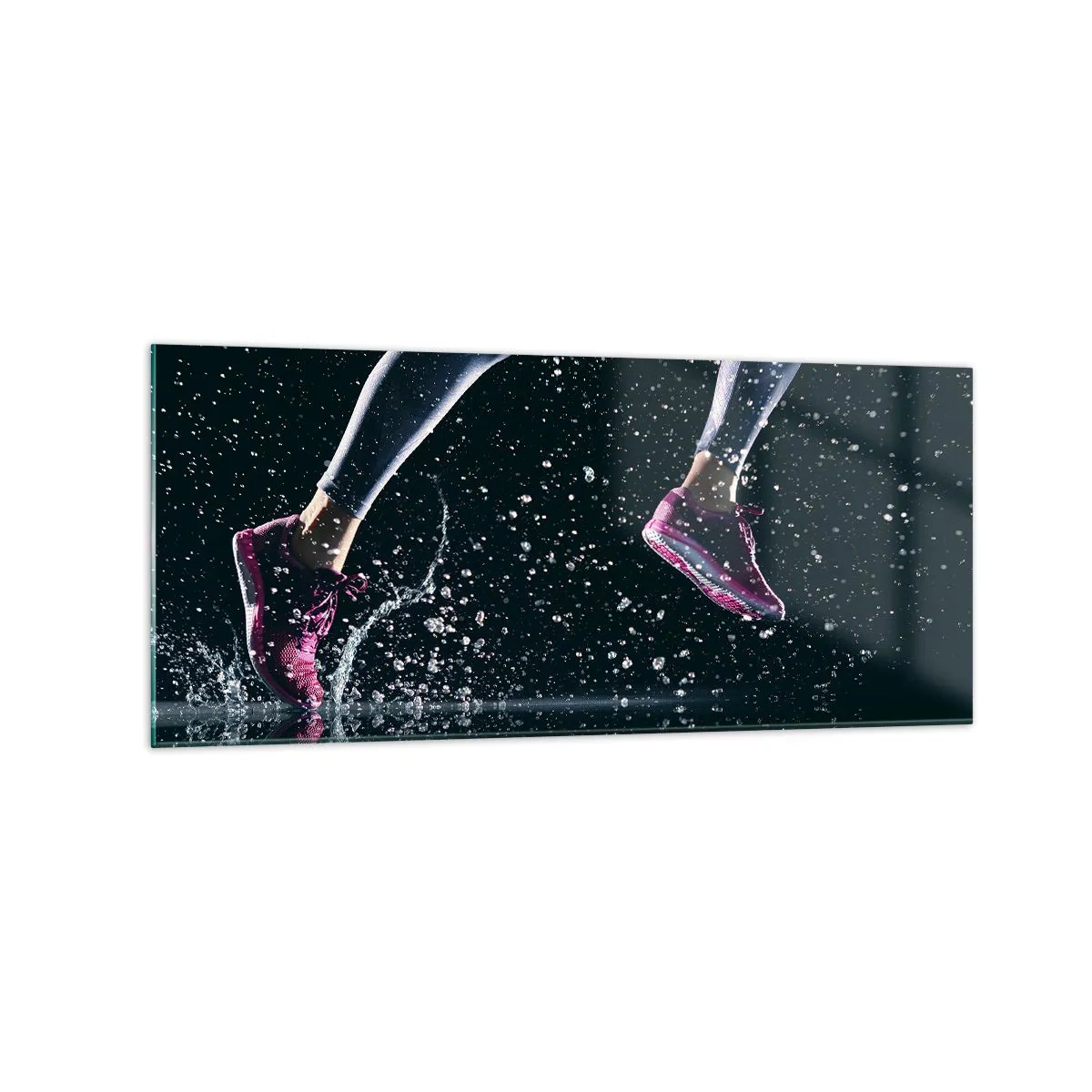 Glasbild - Bild auf glas - Eine dynamische Aufnahme eines Laufs im Regen vor schwarzem Hintergrund - 120x50cm - Wie viel Kraft in den Beinen - Moderne Wanddekoration für Wohnzimmer und Schlafzimmer ARTTOR