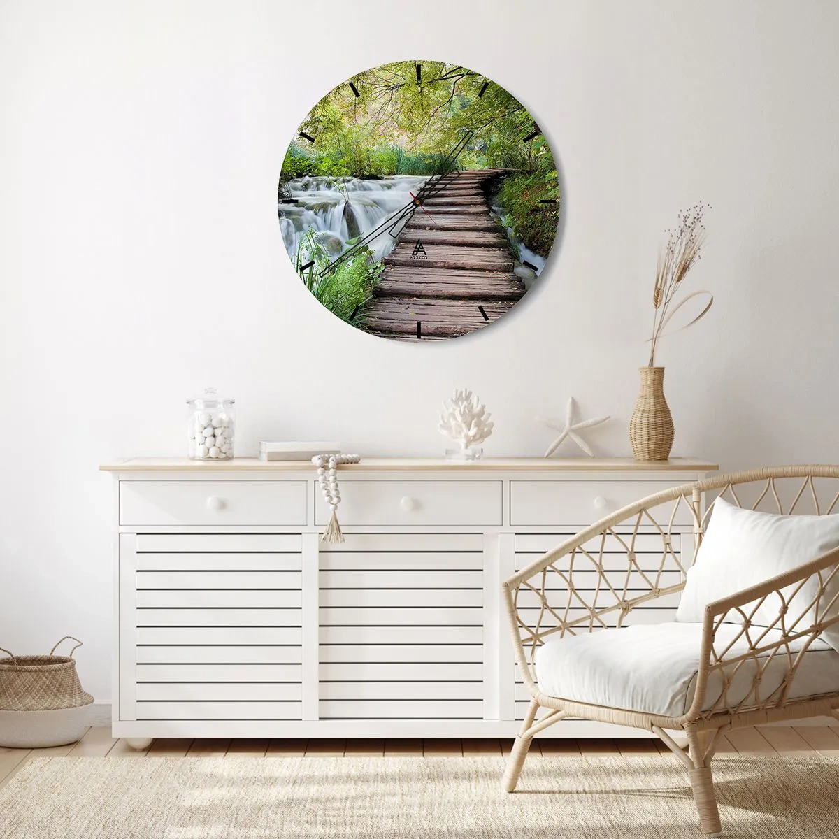 Wanduhr - Glasuhr - Eine Holzbrücke über einen Wasserfall, umgeben von Grün - 30x30cm - Das Wasser ist überhaupt nicht ruhig - Moderne Wanddekoration für Wohnzimmer, Küche und Schlafzimmer ARTTOR