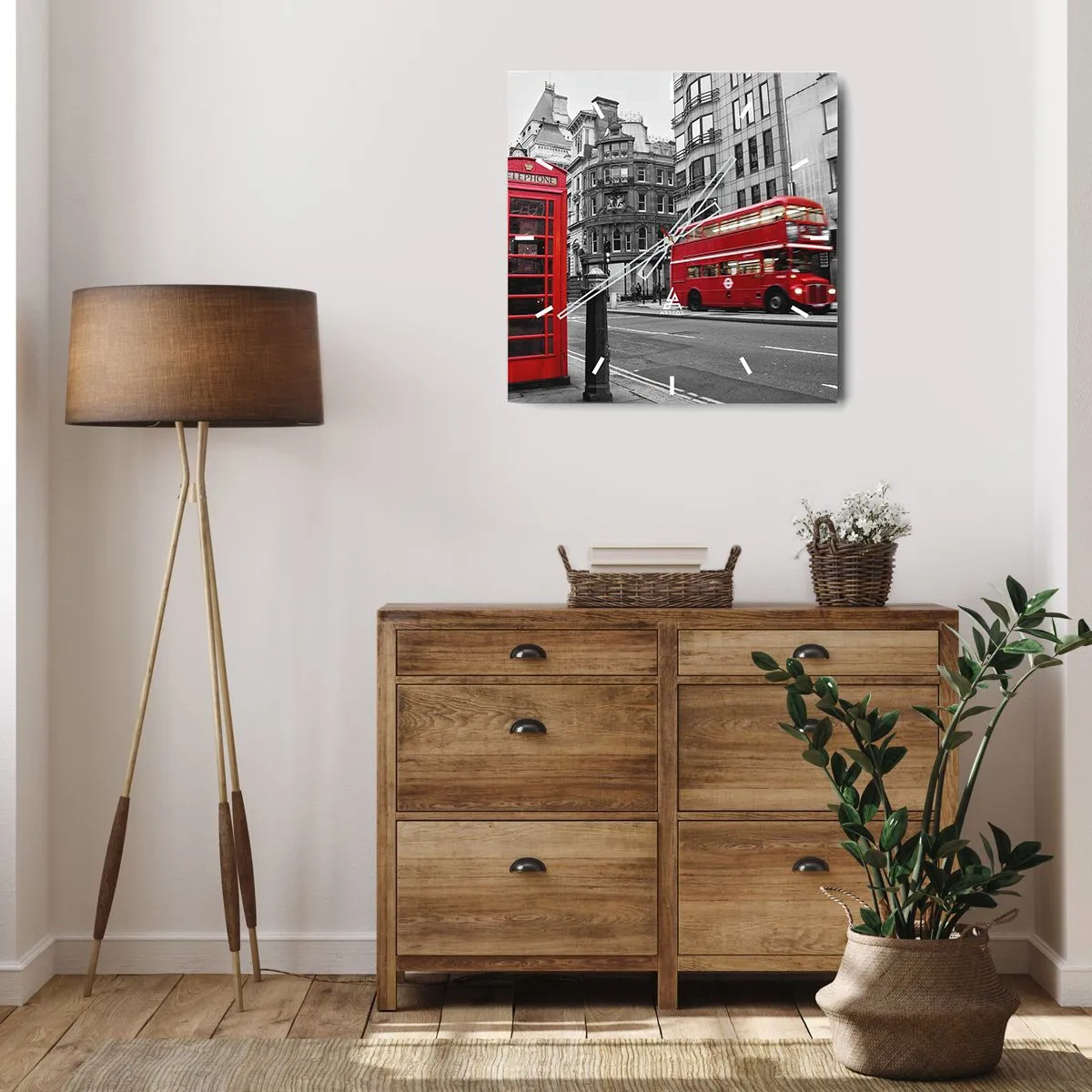 Wanduhr - Glasuhr - Eine rote Telefonzelle und ein Doppeldeckerbus in London mit der Stadt im Hintergrund - 30x30cm - Das Rotste in Europa - Moderne Wanddekoration für Wohnzimmer und Schlafzimmer ARTTOR
