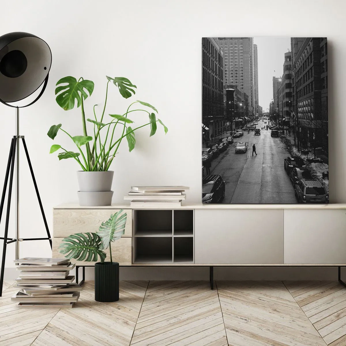 Bild auf Leinwand - Leinwandbild - Eine schwarz-weiße Straße mitten in der Stadt mit Autos und Fußgängern - 50x70cm - Ein weiterer Tag wie jeder andere Tag - Moderne Wanddekoration für Wohnzimmer und Schlafzimmer ARTTOR
