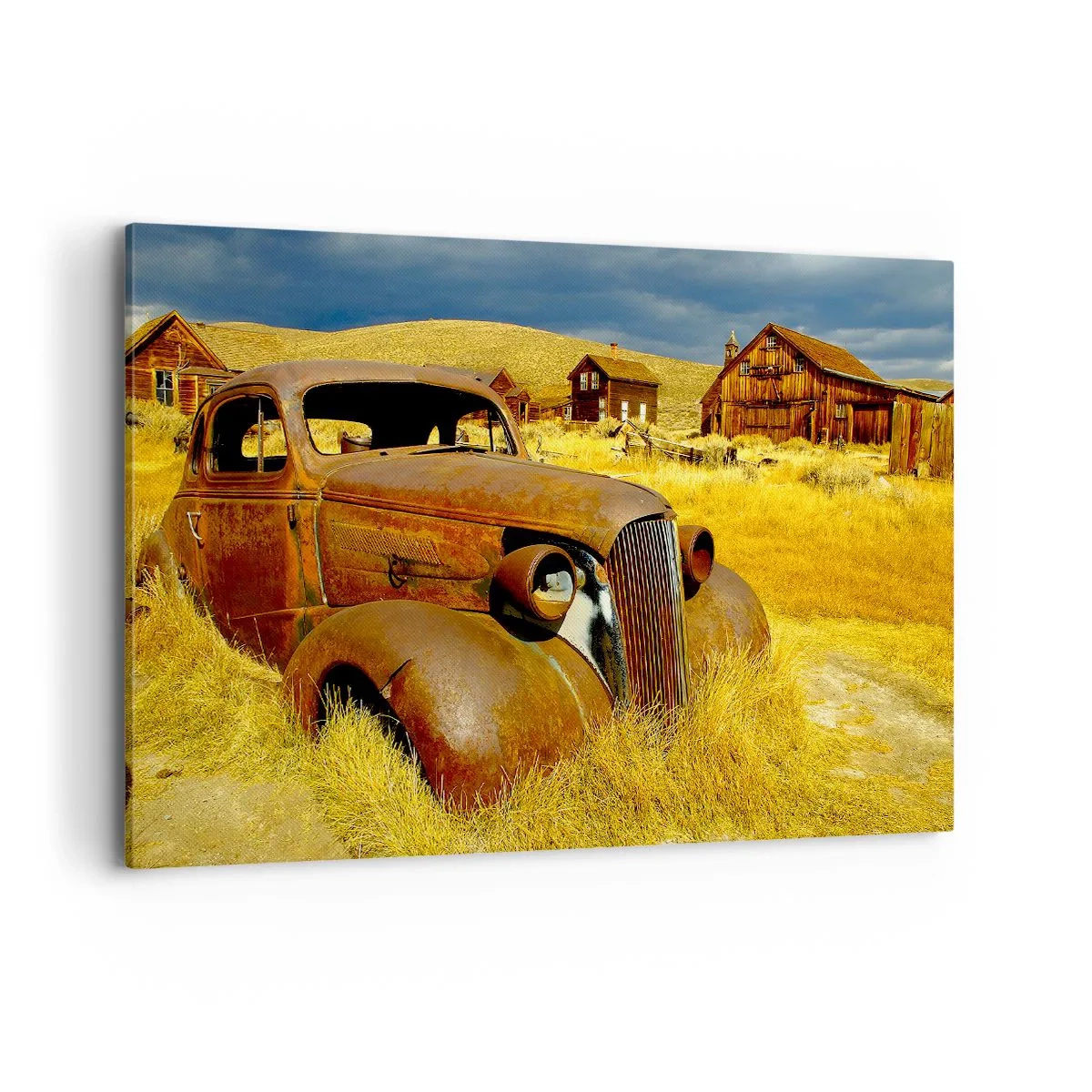 Bild auf Leinwand - Leinwandbild - Ein altes rostiges Auto vor dem Hintergrund verlassener Holzhütten - 120x80cm - Eine wohlverdiente Ruhe - Moderne Wanddekoration für Wohnzimmer und Schlafzimmer ARTTOR