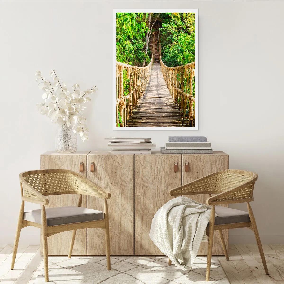 Poster - Eine hölzerne Hängebrücke, umgeben von üppigem Grün - 50x70cm - Im Grünen ausgesetzt - Moderne Wanddekoration für Wohnzimmer und Schlafzimmer ARTTOR