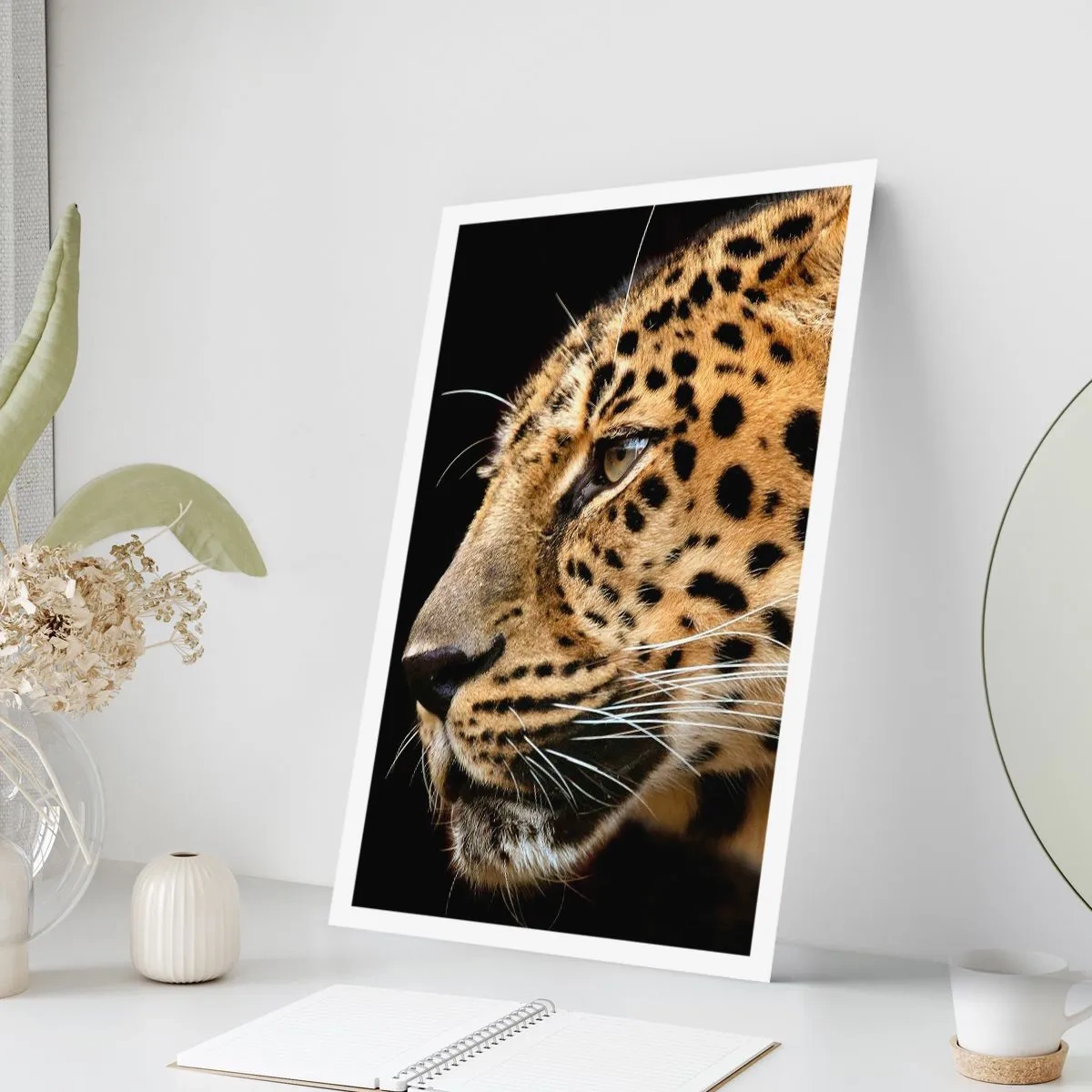 Poster - Profil eines Leoparden auf dunklem Hintergrund - 50x70cm - Ruhig, fokussiert, bereit - Moderne Wanddekoration für Wohnzimmer und Schlafzimmer ARTTOR