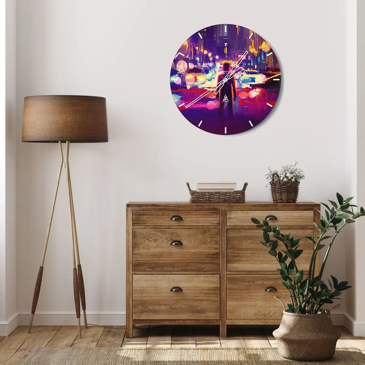 Wanduhr - Glasuhr - Eine Figur vor dem Hintergrund einer bunten Stadt bei Nacht - 30x30cm - Eingetaucht in das Licht - Moderne Wanddekoration für Wohnzimmer, Küche und Schlafzimmer ARTTOR
