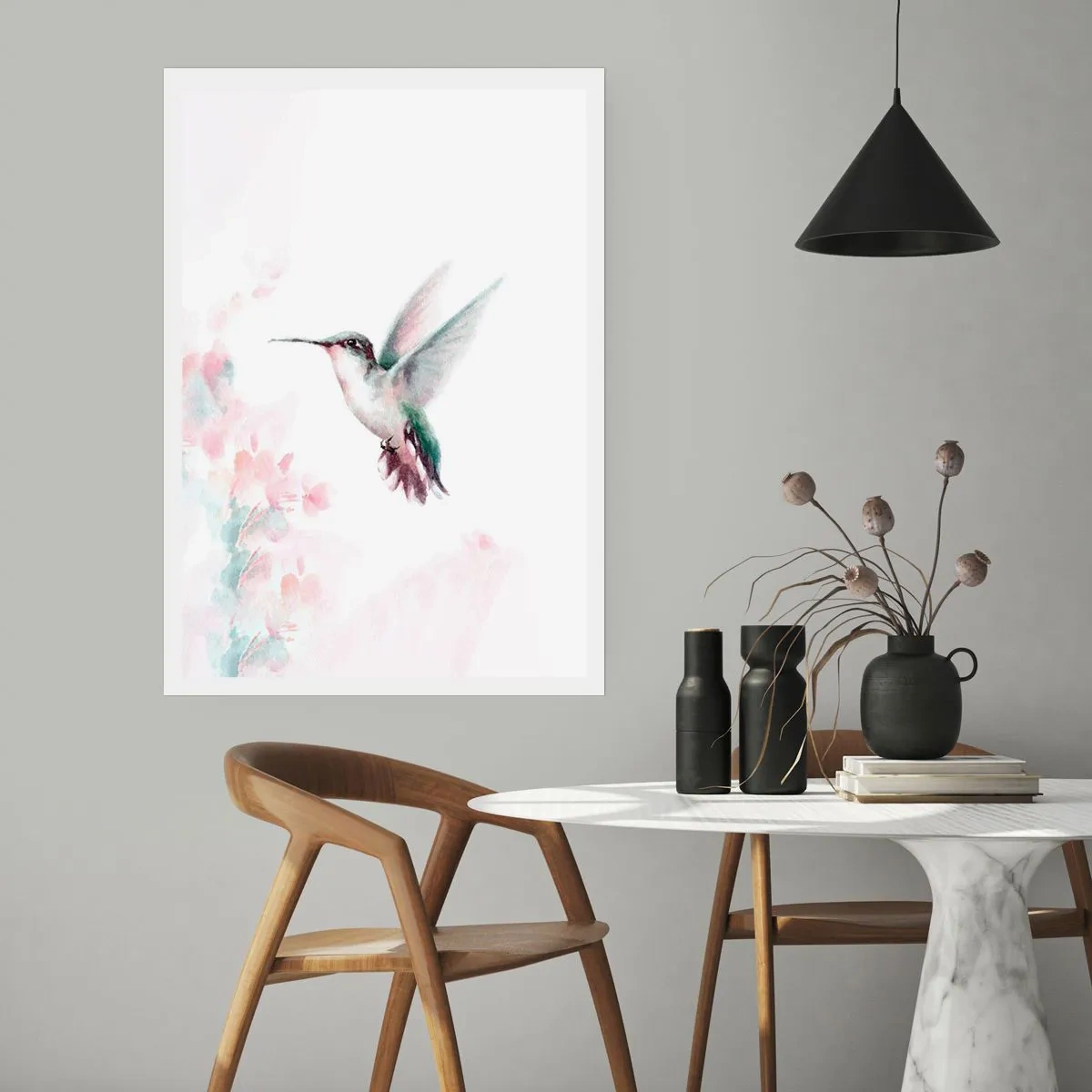 Poster - Kolibri im Flug mit einem zarten floralen Hintergrund - 50x70cm - Im Flattern gehalten - Moderne Wanddekoration für Wohnzimmer und Schlafzimmer ARTTOR