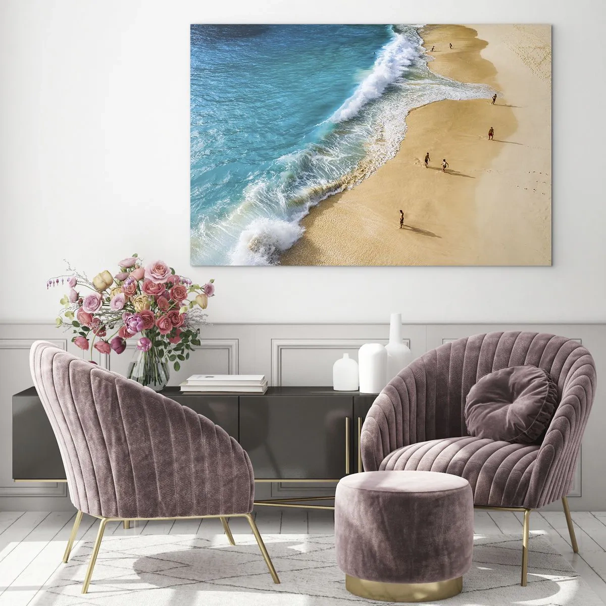 Glasbild - Bild auf glas - Ein goldener Strand mit türkisfarbenem Wasser und Menschen, die am Ufer entlang spazieren - 100x70cm - Und dann die Sonne, der Strand… - Moderne Wanddekoration für Wohnzimmer und Schlafzimmer ARTTOR