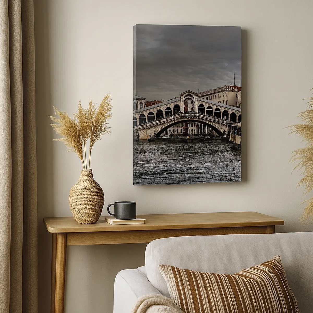 Bild auf Leinwand - Leinwandbild - Rialtobrücke in Venedig über den Canal Grande, klassische Architektur. - 50x70cm - Das Versprechen eines venezianischen Abends - Moderne Wanddekoration für Wohnzimmer und Schlafzimmer ARTTOR