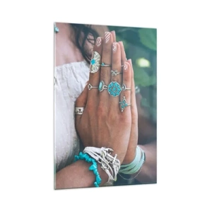 Glasbild - Bild auf glas - Mit Boho-Schmuck verzierte Hände - 80x120cm - Willkommen im Zentrum des Seins - Moderne Wanddekoration für Wohnzimmer und Schlafzimmer ARTTOR
