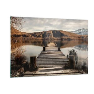 Glasbild - Bild auf glas - Ein Holzsteg über einem See mit Blick auf die Berge im Hintergrund - 120x80cm - Landschaft in Stille - Moderne Wanddekoration für Wohnzimmer und Schlafzimmer ARTTOR