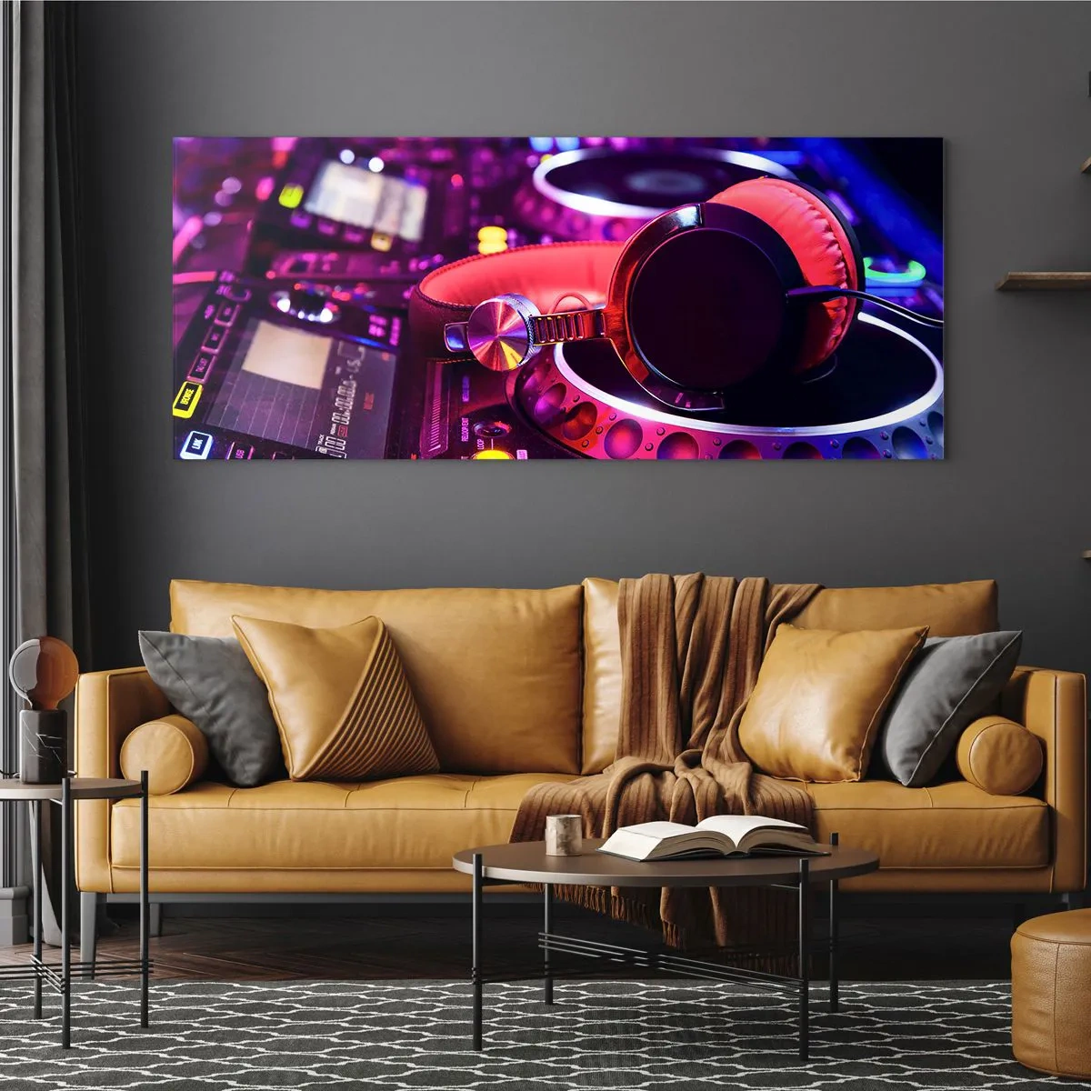 Glasbild - Bild auf glas - DJ-Kopfhörer auf einer Konsole mit Neonbeleuchtung - 160x50cm - Bevor der Spaß beginnt - Moderne Wanddekoration für Wohnzimmer und Schlafzimmer ARTTOR