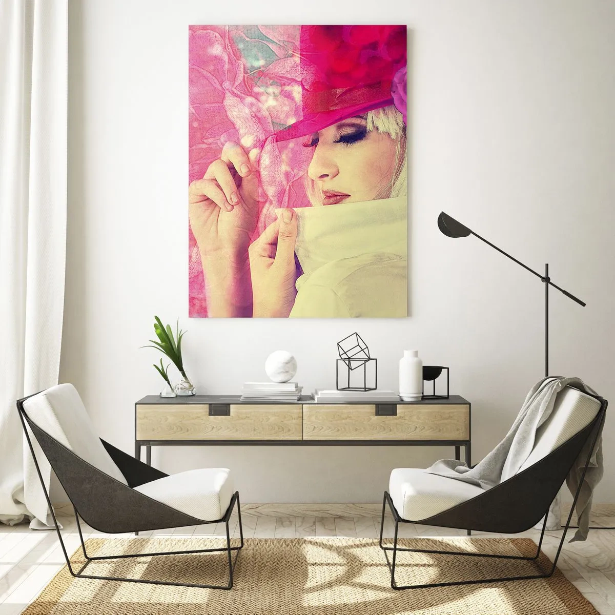 Glasbild - Bild auf glas - Stilvolle Frau mit rosa Hut und Blume - 80x120cm - Retro-Porträt in einem rosa Nebel - Moderne Wanddekoration für Wohnzimmer und Schlafzimmer ARTTOR