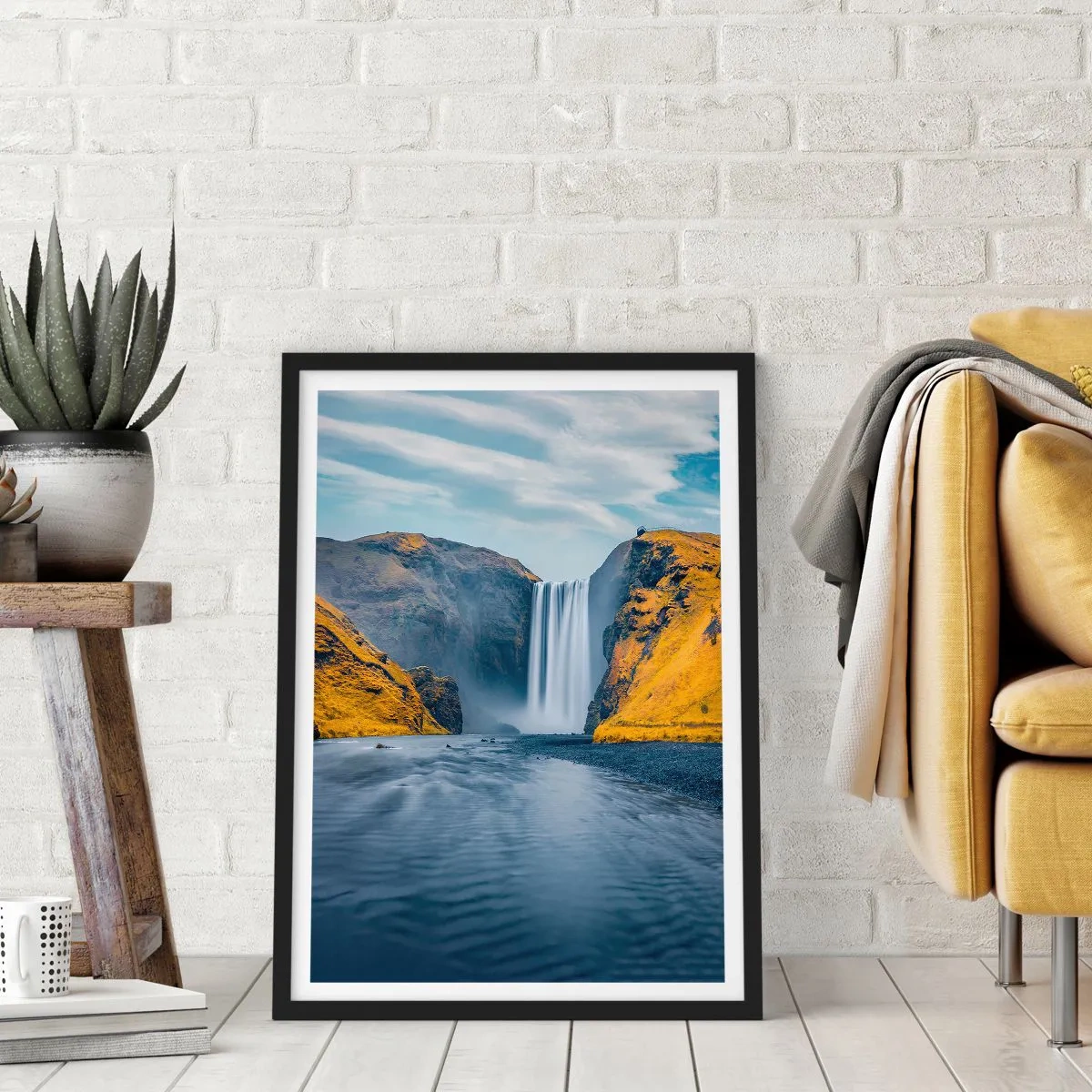 Poster in einem schwarzem Rahmen - Ein Wasserfall, der von Bergen herabfließt, die von goldenen Hängen umgeben sind - 50x70cm - Ewige Dauer, ewige Bewegung - Moderne Wanddekoration für Wohnzimmer und Schlafzimmer ARTTOR