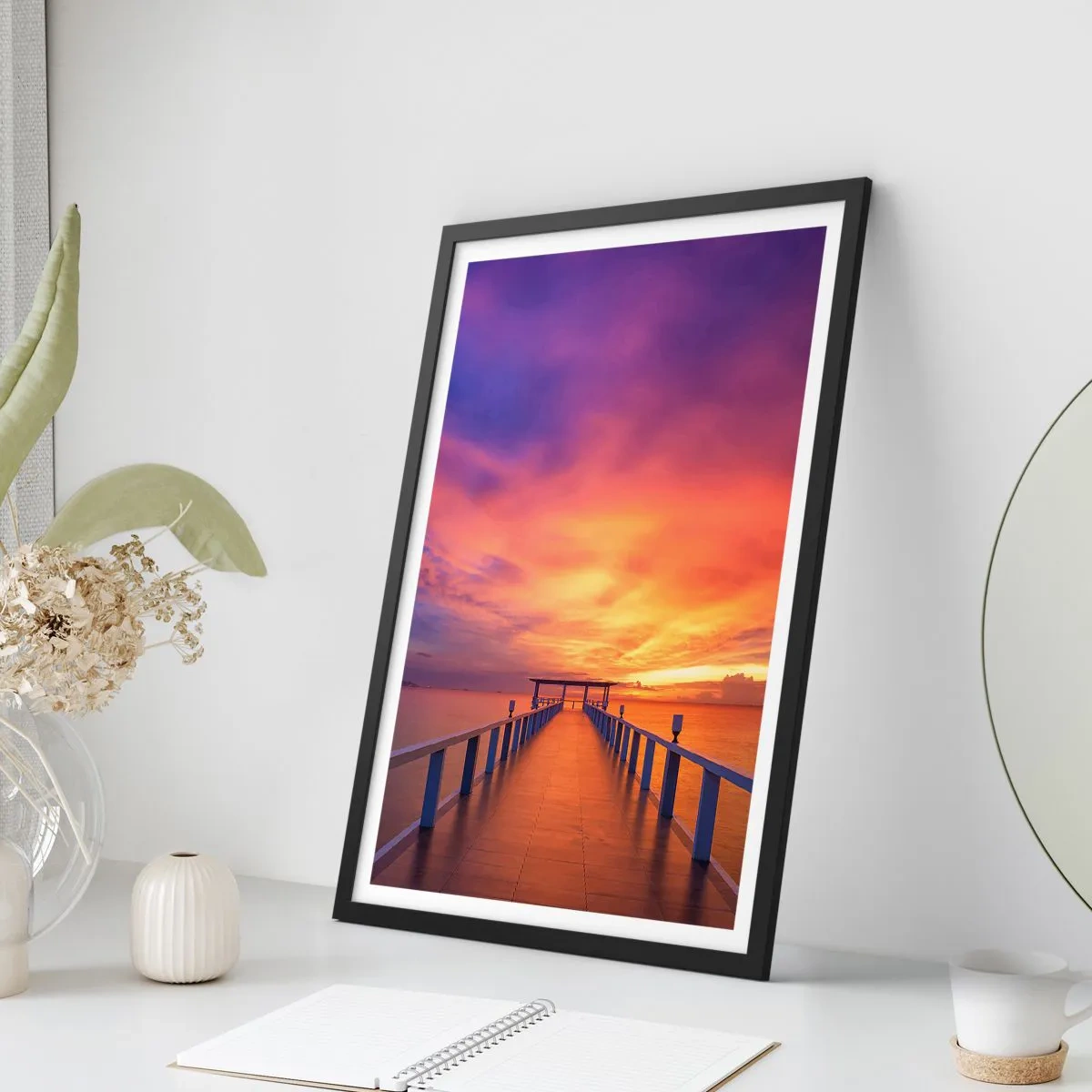 Poster in einem schwarzem Rahmen - Der Steg vor der Kulisse eines spektakulären Sonnenuntergangs - 50x70cm - Ohne Ende - Moderne Wanddekoration für Wohnzimmer und Schlafzimmer ARTTOR