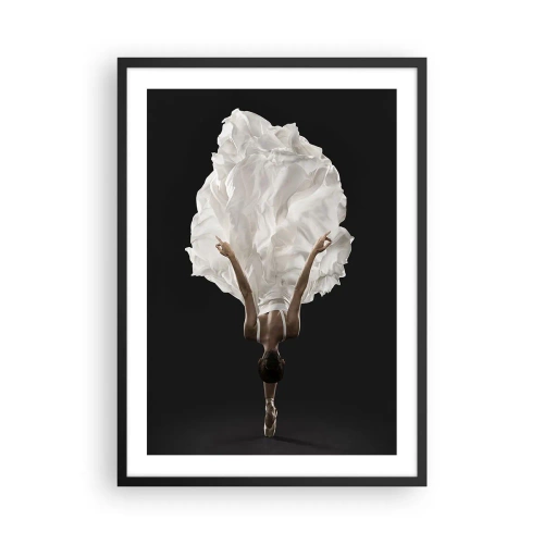 Poster in einem schwarzem Rahmen - Eine Tänzerin in einem weißen Kleid schwebt in der Luft vor einem schwarzen Hintergrund - 50x70cm - Ungewöhnlicher Gürtel - Moderne Wanddekoration für Wohnzimmer und Schlafzimmer ARTTOR