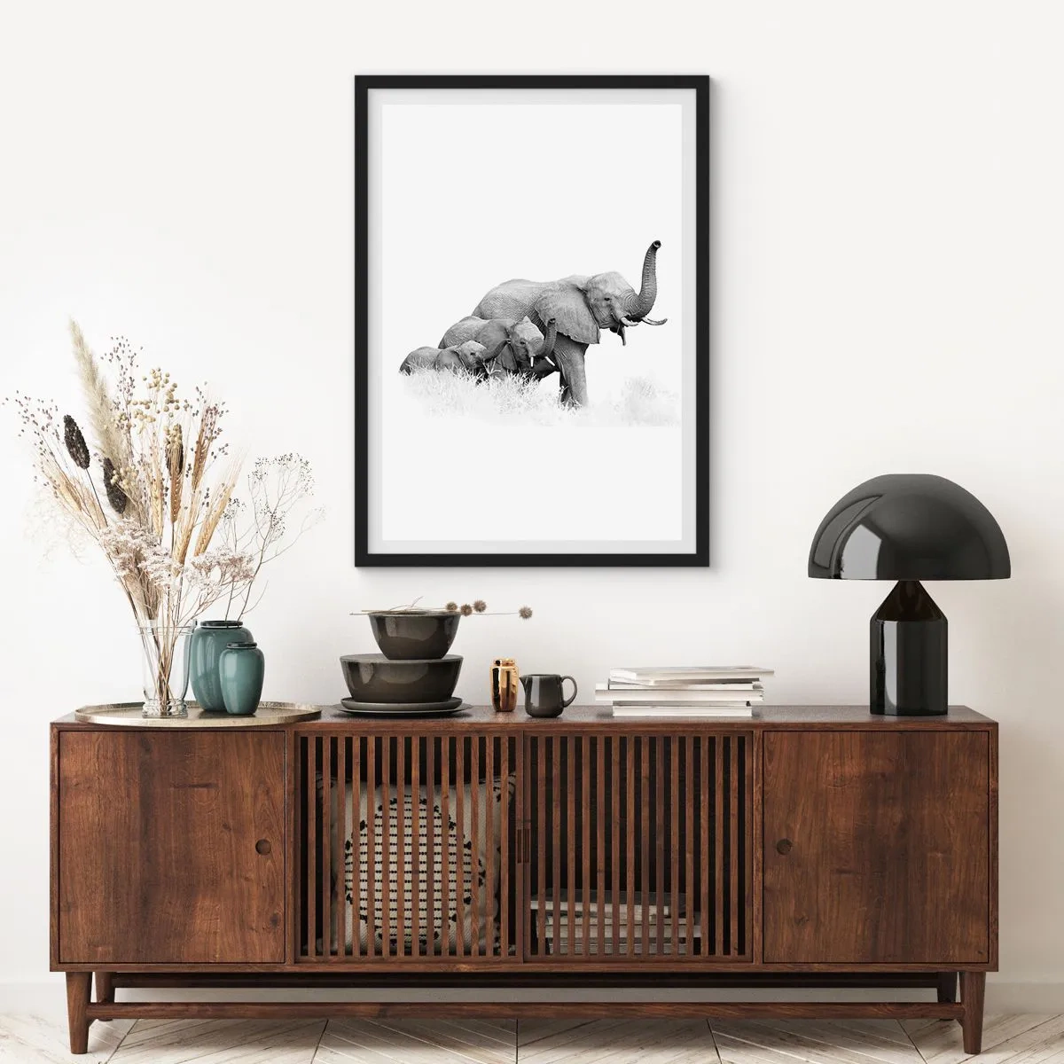 Poster in einem schwarzem Rahmen - Ein Schwarz-Weiß-Porträt einer Elefantenfamilie in der Savanne. - 50x70cm - Eins zwei drei - Moderne Wanddekoration für Wohnzimmer und Schlafzimmer ARTTOR
