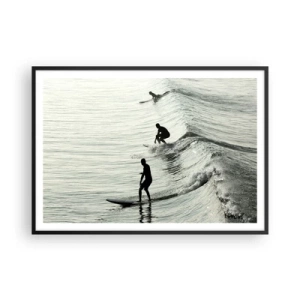 Poster in einem schwarzem Rahmen - Surfer auf den Wellen in einer monochromen Aufnahme - 100x70cm - Gegen die Welle - Moderne Wanddekoration für Wohnzimmer und Schlafzimmer ARTTOR