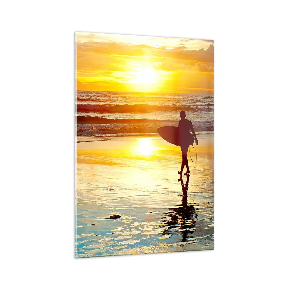 Glasbild - Bild auf glas - Ein Surfer geht bei Sonnenuntergang mit einem Brett in der Hand am Strand spazieren. - 70x100cm - Die Rückkehr des Kriegers - Moderne Wanddekoration für Wohnzimmer und Schlafzimmer ARTTOR