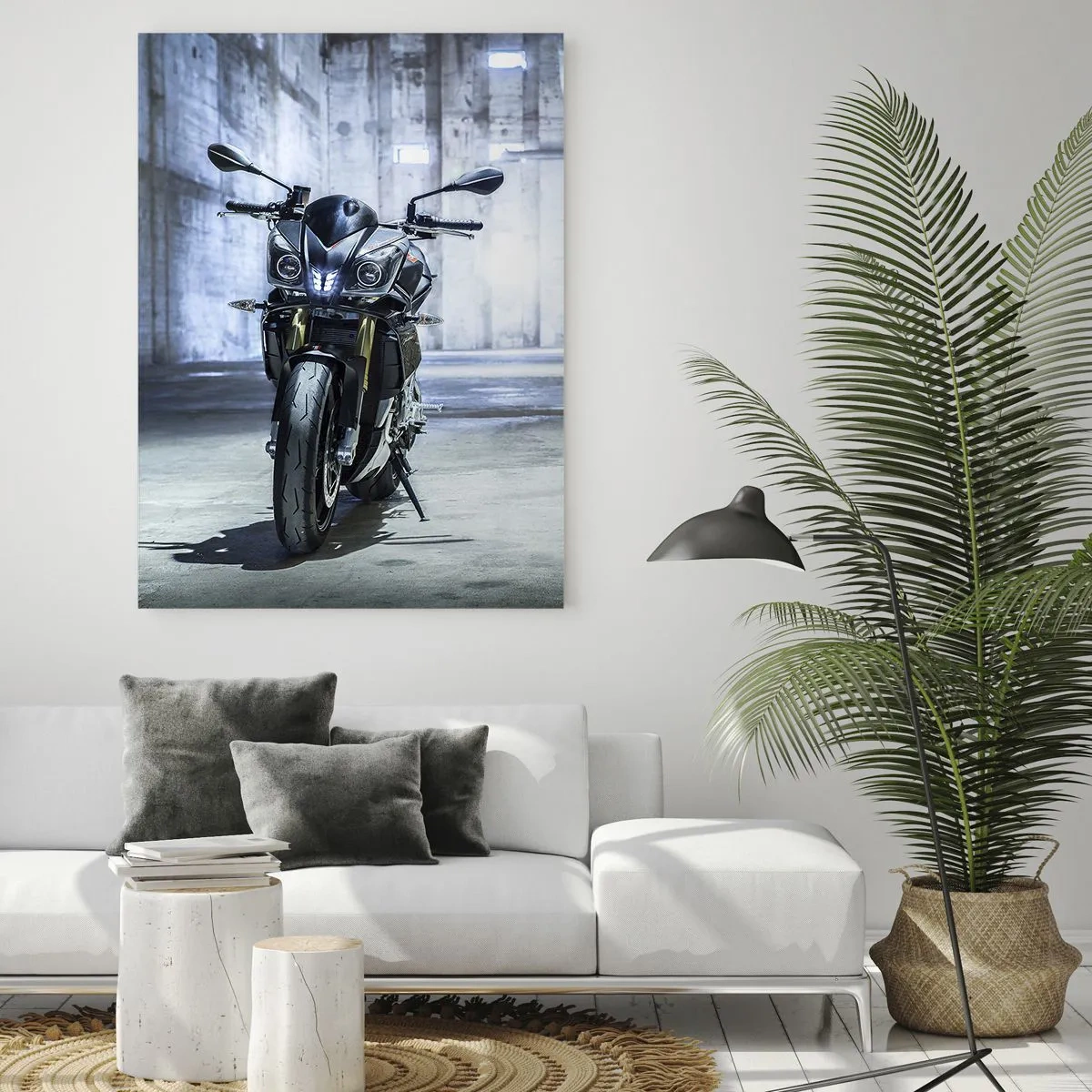 Glasbild - Bild auf glas - Ein modernes Motorrad im industriellen Interieur - 80x120cm - Bevor der Motor brummt - Moderne Wanddekoration für Wohnzimmer und Schlafzimmer ARTTOR