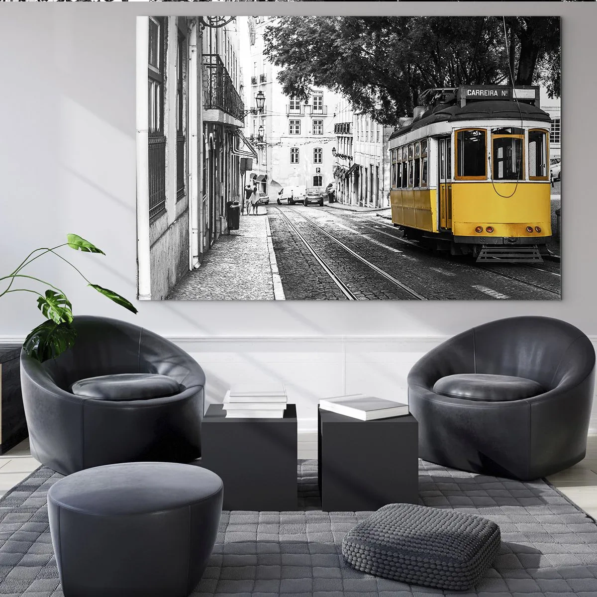 Glasbild - Bild auf glas - Eine gelbe Straßenbahn vor dem Hintergrund einer schwarz-weißen Straße - 120x80cm - Und Fado im Hintergrund - Moderne Wanddekoration für Wohnzimmer und Schlafzimmer ARTTOR