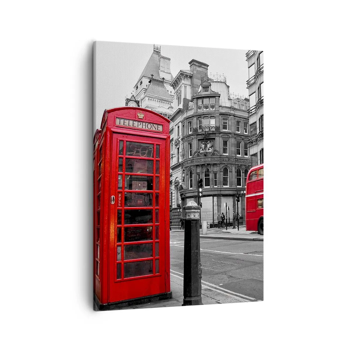 Bild auf Leinwand - Leinwandbild - Eine rote Telefonzelle und ein Doppeldeckerbus in London mit der Stadt im Hintergrund - 50x70cm - Das Rotste in Europa - Moderne Wanddekoration für Wohnzimmer und Schlafzimmer ARTTOR
