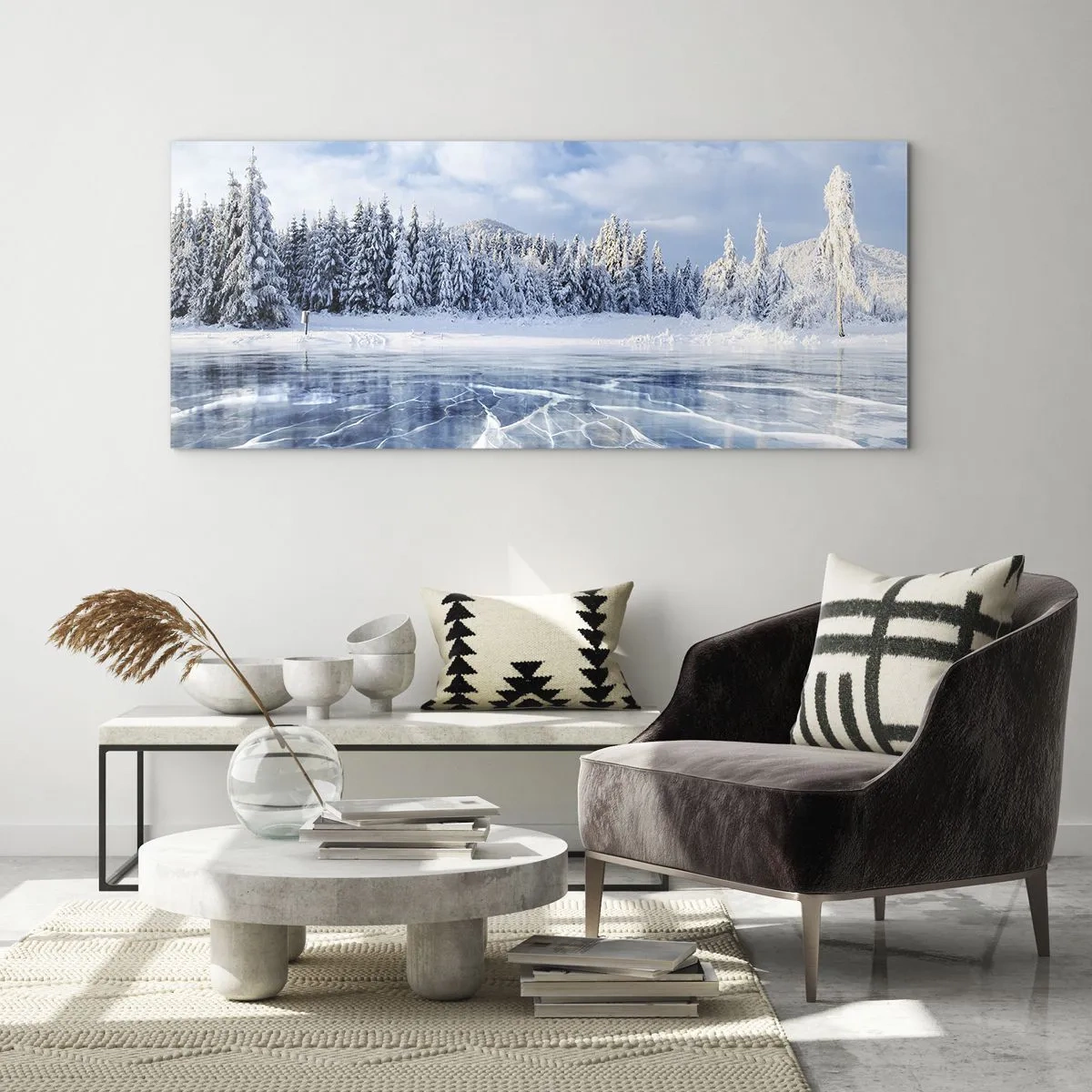 Glasbild - Bild auf glas - Ein zugefrorener See, umgeben von einem schneebedeckten Wald - 120x50cm - Eine schillernde und kristallklare Aussicht - Moderne Wanddekoration für Wohnzimmer und Schlafzimmer ARTTOR