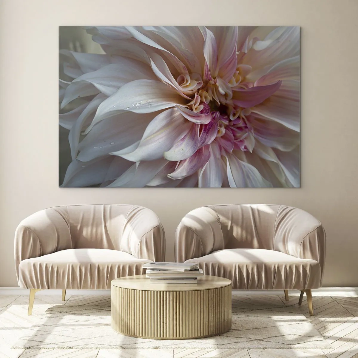 Glasbild - Bild auf glas - Nahaufnahme einer rosa und cremefarbenen Blume mit Wassertropfen - 100x70cm - Blühende Frische - Moderne Wanddekoration für Wohnzimmer und Schlafzimmer ARTTOR