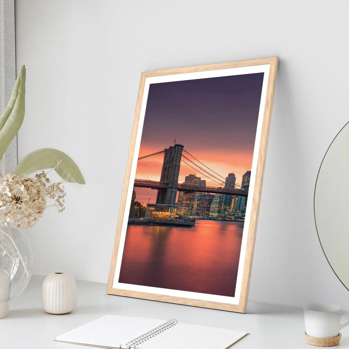 Poster in einem Rahmen aus heller Eiche - Eingetaucht in lila Stille - 50x70 cm