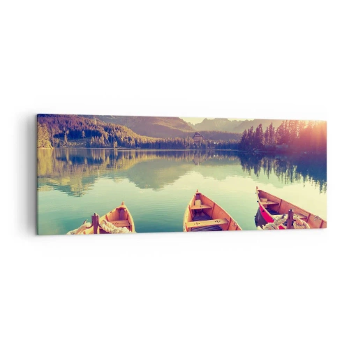 Bild auf Leinwand - Leinwandbild - Boote auf einem ruhigen See, umgeben von Bergen bei Sonnenuntergang - 140x50cm - Lebe nach ihren Gesetzen - Moderne Wanddekoration für Wohnzimmer und Schlafzimmer ARTTOR