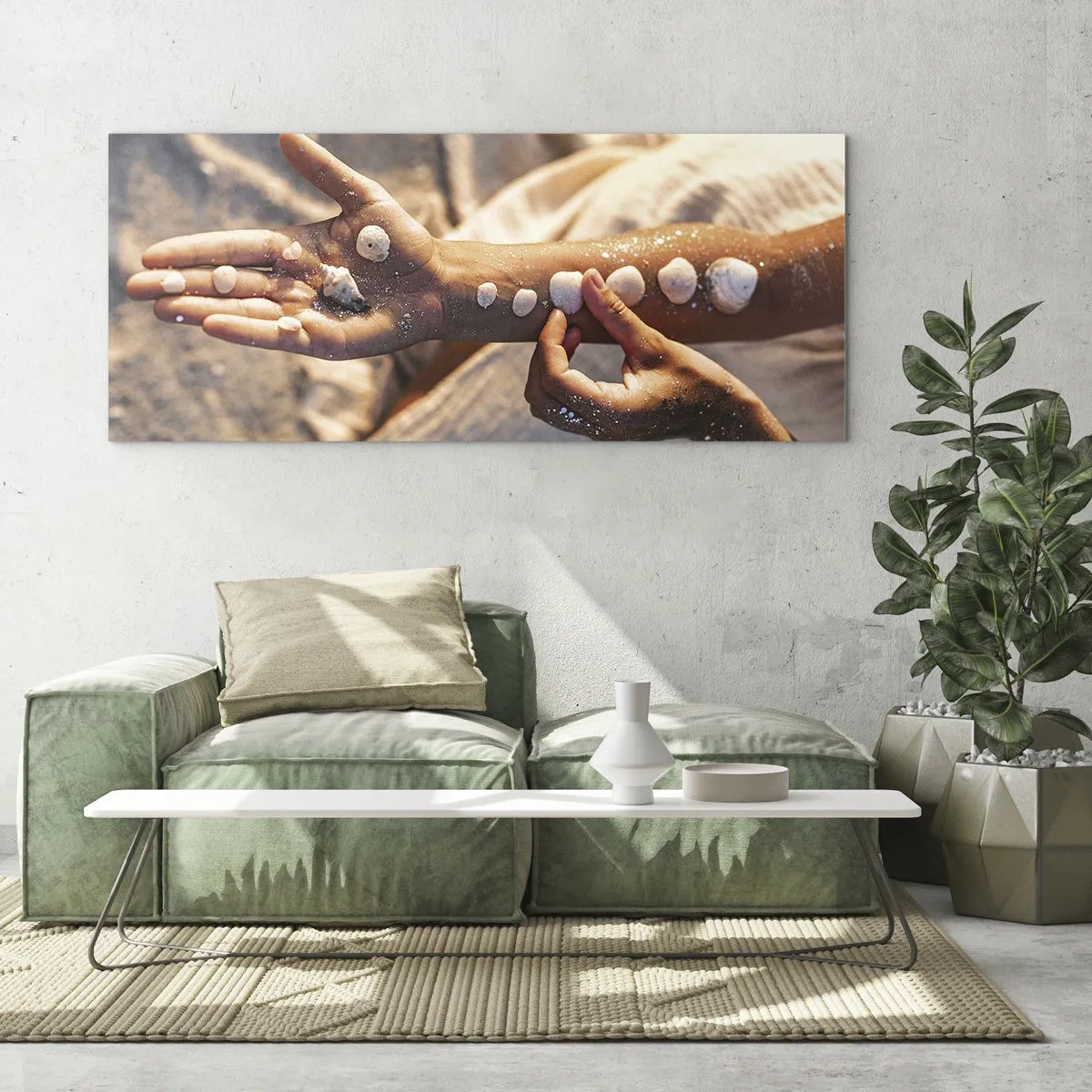 Glasbild - Bild auf glas - Hände mit Muscheln auf dem Sandhintergrund angeordnet - 120x50cm - Schönheit an Ihren Fingerspitzen - Moderne Wanddekoration für Wohnzimmer und Schlafzimmer ARTTOR