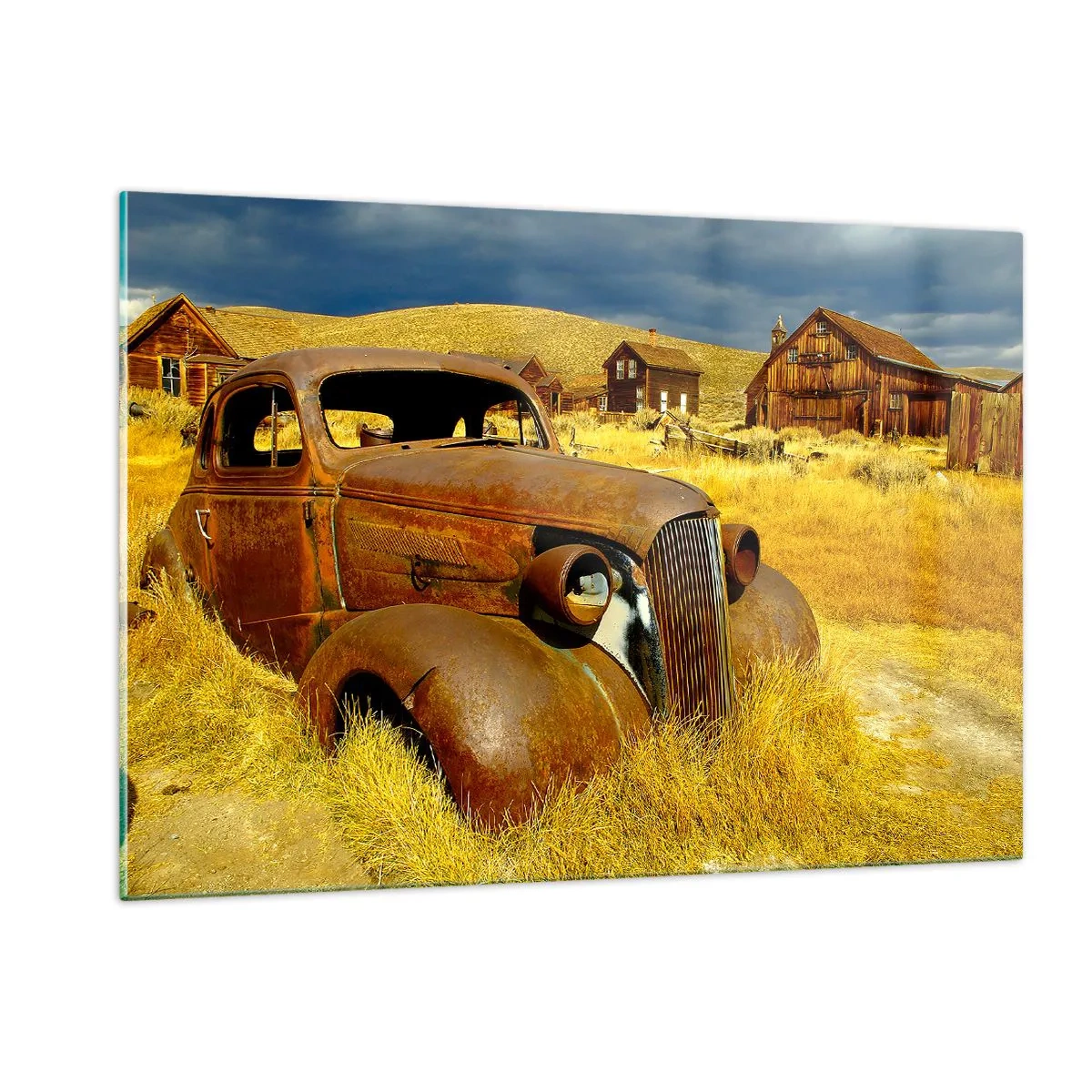Glasbild - Bild auf glas - Ein Oldtimer vor der Kulisse eines verlassenen Dorfes - 120x80cm - Eine wohlverdiente Ruhe - Moderne Wanddekoration für Wohnzimmer und Schlafzimmer ARTTOR