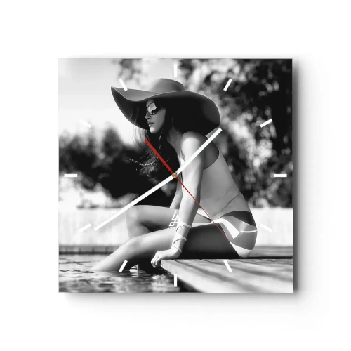 Wanduhr - Glasuhr - Frau mit Hut am Pool in Schwarz und Weiß - 30x30cm - Sommertraum - Moderne Wanddekoration für Wohnzimmer und Schlafzimmer ARTTOR