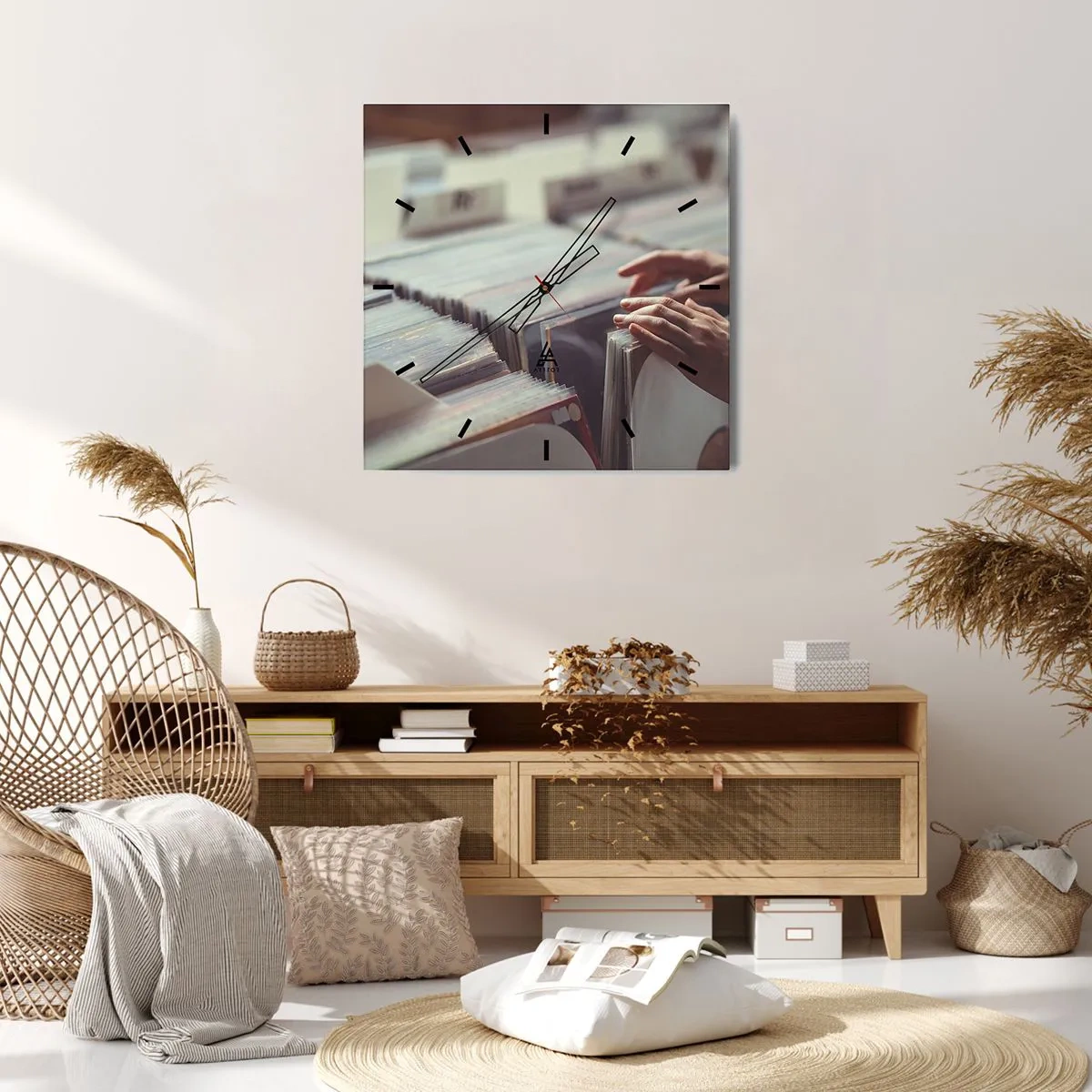 Wanduhr - Glasuhr - Hände blättern durch eine Vinylsammlung - 30x30cm - Auf der Suche nach Emotionen - Moderne Wanddekoration für Wohnzimmer und Schlafzimmer ARTTOR