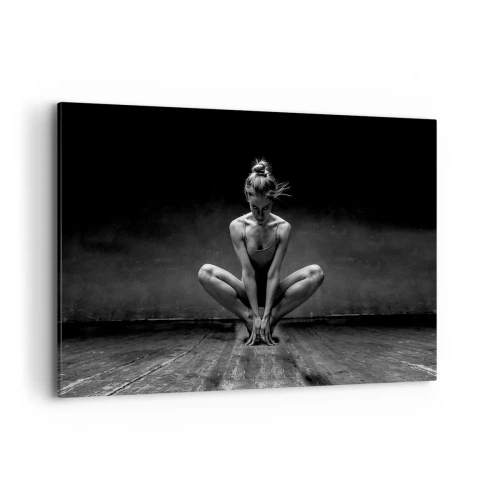 Bild auf Leinwand - Leinwandbild - Ein Schwarz-Weiß-Porträt einer Tänzerin in voller Konzentration. - 120x80cm - Konzentration der Tanzenergie - Moderne Wanddekoration für Wohnzimmer und Schlafzimmer ARTTOR